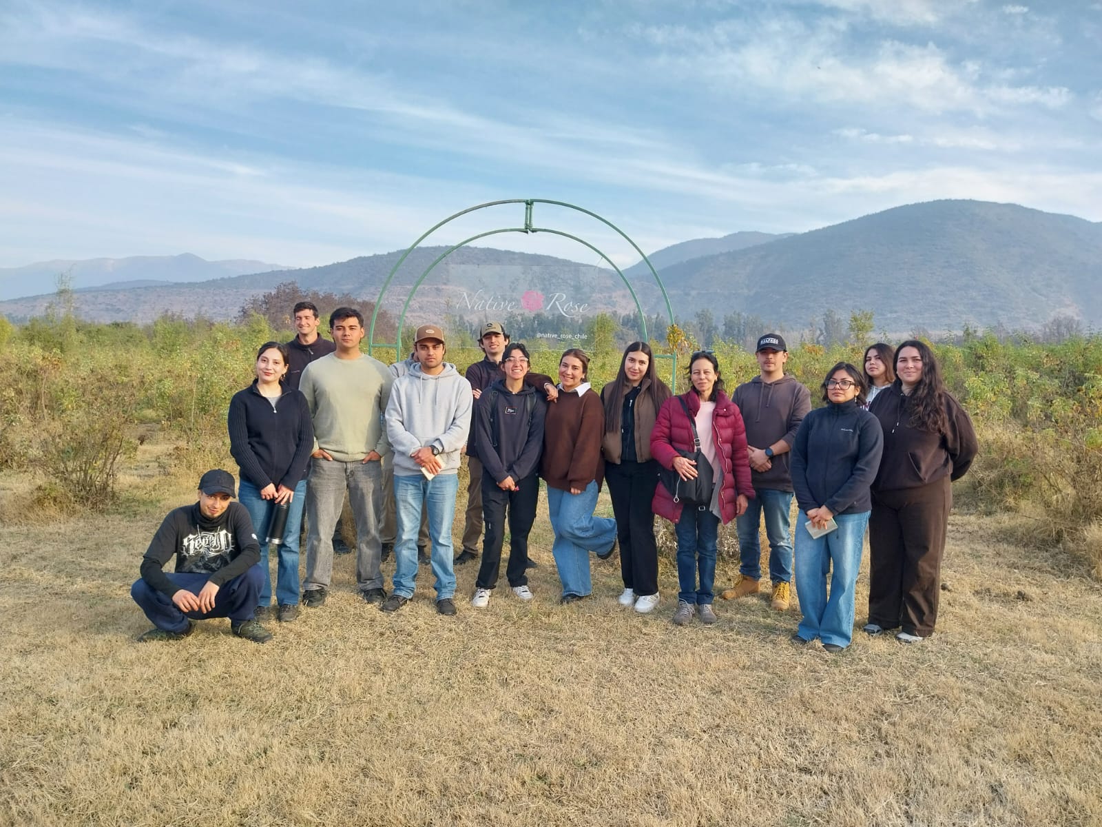 Cultivando el Futuro: Estudiantes de la Universidad Mayor se sumergen en la Agroecología de Native Rose